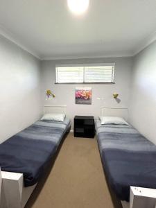 En eller flere senge i et værelse på Stouty's at Hat Head - No Sheets or Towels Provided + 14 billeder