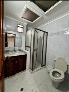 a bathroom with a toilet and a shower and a sink at Paraíso en Bocagrande Apartaestudio in Estación El Salto