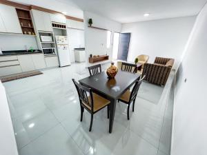 a kitchen and dining room with a table and chairs at A estrenar departamento en la mejor playa in Encarnación