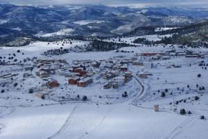 een luchtzicht op een dorp in de sneeuw bij El Calar - Casas Rurales Luis in Moratalla