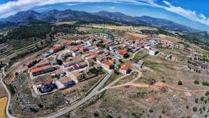 een luchtfoto van een dorp in de bergen bij El Calar - Casas Rurales Luis in Moratalla