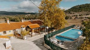 een luchtfoto van een huis met een zwembad bij El Calar - Casas Rurales Luis in Moratalla