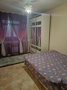 En eller flere senge i et værelse på 2 кімнатні апартаменти в центрі міста