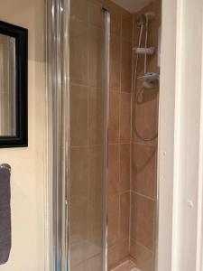 eine Dusche mit Glastür im Badezimmer in der Unterkunft Heathrow Direct in Hillingdon