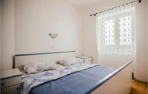 Giường trong phòng chung tại 1 Bedroom Lovely Apartment In Lopar