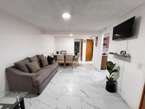 a living room with a couch and a table at Depto planta baja Cuautitlán izcalli in Cuautitlán Izcalli