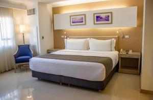 Giường trong phòng chung tại Sonesta Hotel Cali