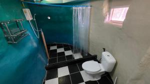 ein Badezimmer mit Toilette und Dusche in der Unterkunft OneSeasonFarm in Chiang Saen + 7 Fotos
