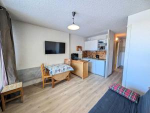 Køkken eller tekøkken på Résidence Chalmettes - Appartement sur les pistes des ski avec parking MAE-1524