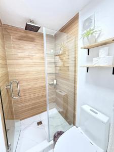 a bathroom with a shower and a toilet at Depto planta baja Cuautitlán izcalli in Cuautitlán Izcalli