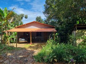 een klein huis met een oranje dak bij Suíte de Marcio in Itacaré