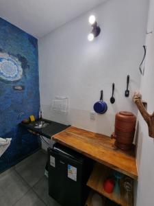 een keuken met een wastafel en een aanrecht met keukengerei bij Suíte de Marcio in Itacaré