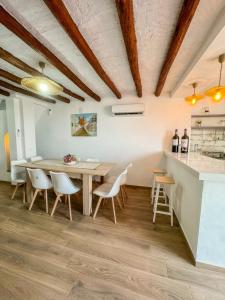een keuken en eetkamer met een tafel en stoelen bij Villa 68 by Villamya in Olvera