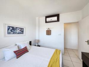 Postel nebo postele na pokoji v ubytování MARESIAS306, AP SIMPÁTICO E ACOLHEDOR, LOCALIZAÇÃO PRIVILEGIADA na PRAIA DO CASSINO
