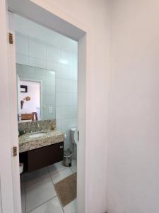 Koupelna v ubytování MARESIAS306, AP SIMPÁTICO E ACOLHEDOR, LOCALIZAÇÃO PRIVILEGIADA na PRAIA DO CASSINO + 17 fotografií