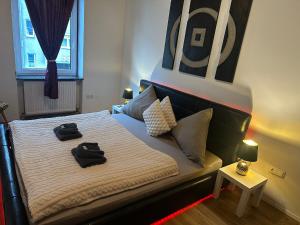 une chambre avec un lit avec des serviettes dessus dans l'établissement HONOR - Urban NEU RENOVIERT, à Linz