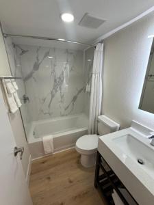 Koupelna v ubytování Travelodge by Wyndham Imperial - El Centro + 30 fotografií