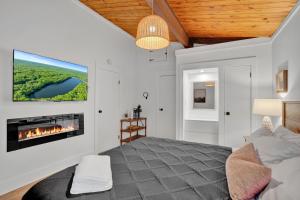 Postel nebo postele na pokoji v ubytování LUX Lakefront, Fireplace, Hot Tub, Pool, FIFA 2026