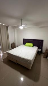 una camera con letto e cuscino verde di Depto Ro a Villa Carlos Paz