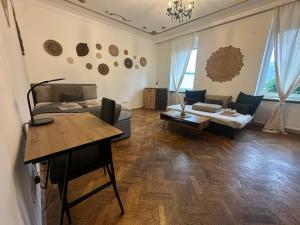 un salon avec un canapé et une table dans l'établissement HONOR - Urban NEU RENOVIERT, à Linz