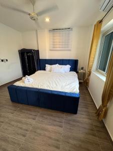 Un pat sau paturi într-o cameră la Oforiwaa Heights