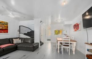 Istumisnurk majutusasutuses Shell Cove by Charlesworth