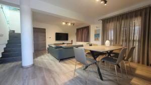 een woonkamer met een tafel en een bank bij Poros 2 Villa in Protaras