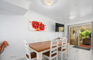 Televiisor ja/või meelelahutuskeskus majutusasutuses Shell Cove by Charlesworth