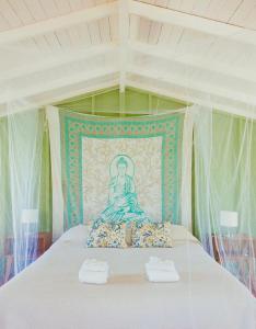 圣哈维尔Glamping Traslasierra Carpa Sur的一张床上挂着一幅画女人的画