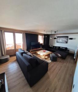 een woonkamer met een bank en een tafel bij Chalet Mouflon - Magnifique appartement - vue a couper le souffle MAE-1731 in Val Thorens