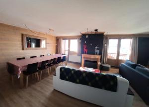 een woonkamer met een tafel en een witte bank bij Chalet Mouflon - Magnifique appartement - vue a couper le souffle MAE-1731 in Val Thorens +10 foto's