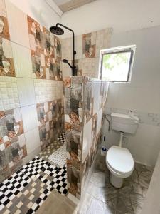 ein Badezimmer mit Toilette und Dusche in der Unterkunft Ngami Gates Boutiqúe Guesthouse in Maun