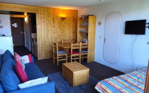 TV a/nebo společenská místnost v ubytování Résidence Rouelles - Appartement 2 pièces 6 personnes à Arc 1600 en centre station et proche des pistes MAE-9221
