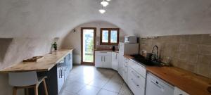 Una cocina con gabinetes blancos y encimera. en Chalet Le Chatelret - LE CHATELRET MAE-9361, en Vars