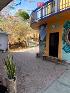 een gebouw met daarop een balkon bij La Casita De Marlen in Puerto Ángel