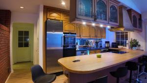 een keuken met een houten aanrecht en een koelkast bij Arctic Luxe Retreat in Rovaniemi