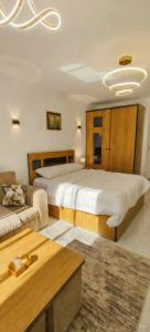 En eller flere senge i et værelse på Luxury Studio, pool, Private beach & close to Airport + 52 billeder