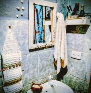 een badkamer met een wastafel en een spiegel bij há uma bela casa in Ubatuba