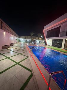 ein Schwimmbad in einem Gebäude bei Nacht in der Unterkunft Alma chalets in Aş Şarīḩ