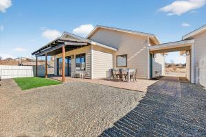 een huis met een patio met een tafel en stoelen bij Mountain View • Fire Pit + Hammock • Loft & Office in Humboldt