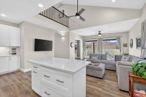 een keuken en woonkamer met een bank en een tafel bij Mountain View • Fire Pit + Hammock • Loft & Office in Humboldt