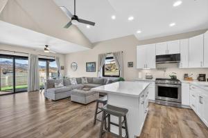 een keuken en een woonkamer met witte kasten bij Mountain View • Fire Pit + Hammock • Loft & Office in Humboldt
