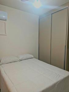 a bedroom with a bed with a sliding door at Quarto no centro de Foz do Iguaçu in Foz do Iguaçu
