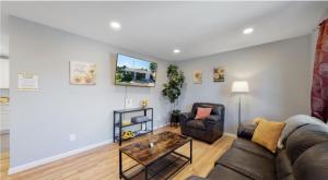 una sala de estar con un sofá y una mesa en Updated Family Unit with Two King Beds, en Denver