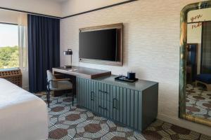 TV a/nebo společenská místnost v ubytování The Mecklen Hotel, a Tribute Portfolio Hotel + 10 fotografií