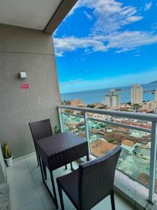 einen Balkon mit 2 Stühlen und Stadtblick in der Unterkunft 16º andar com vista pro mar in Macaé