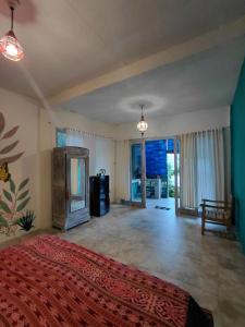 En eller flere senge i et værelse på Ameli Bed & Breakfast