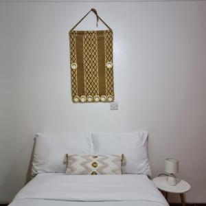 een kroonluchter die boven een bed in een kamer hangt bij Nadreya Nakuru Milimani Suite in Nakuru +2 foto's