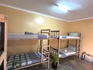 En eller flere senge i et værelse på Muvule Entebbe Guesthouse