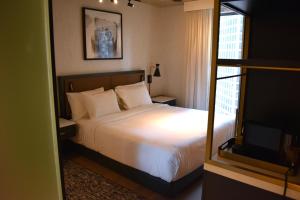 Ένα ή περισσότερα κρεβάτια σε δωμάτιο στο The Livingston, part of JdV by Hyatt